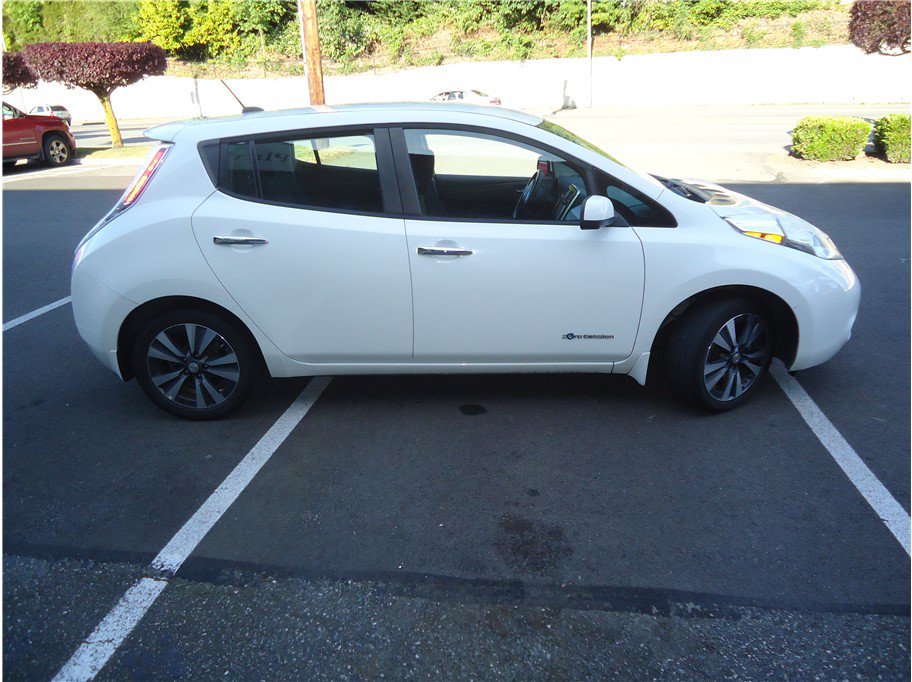 Used 2016 Nissan Leaf SV w/ Premium Package FWD image 5