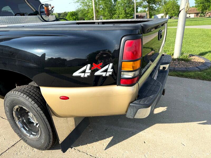 Used 2005 GMC Sierra 3500 SLT w/ Heavy-Duty Power Package image 25