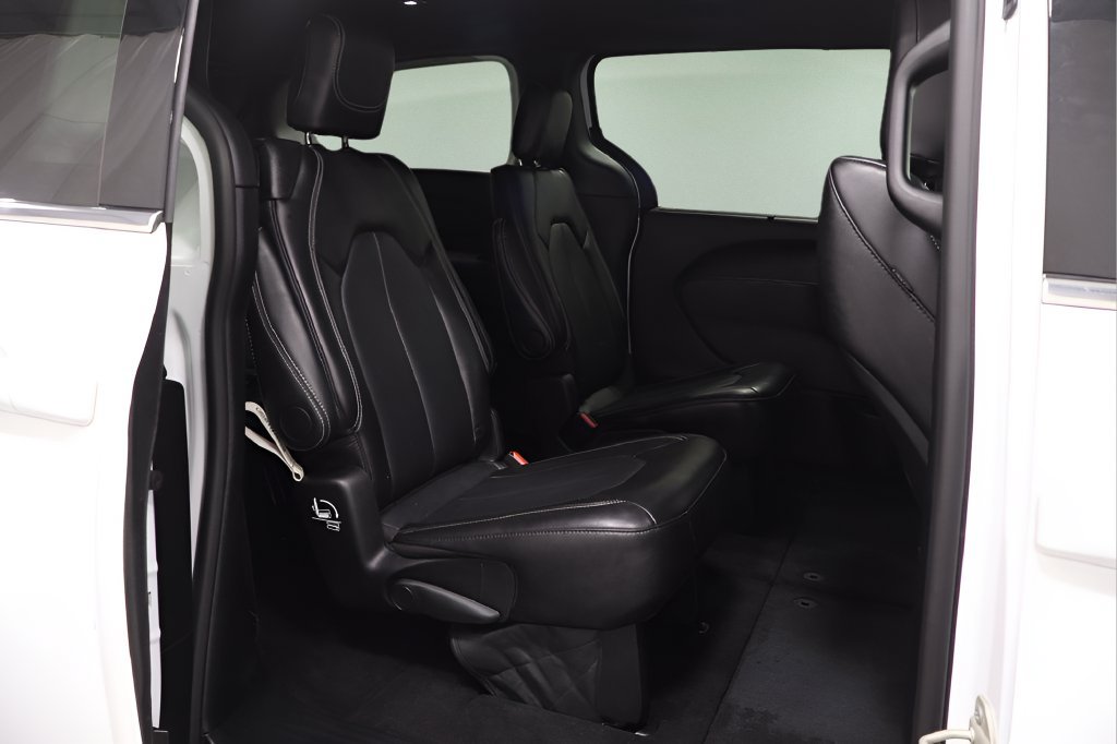 Certified 2025 Chrysler Pacifica Select FWD image 16