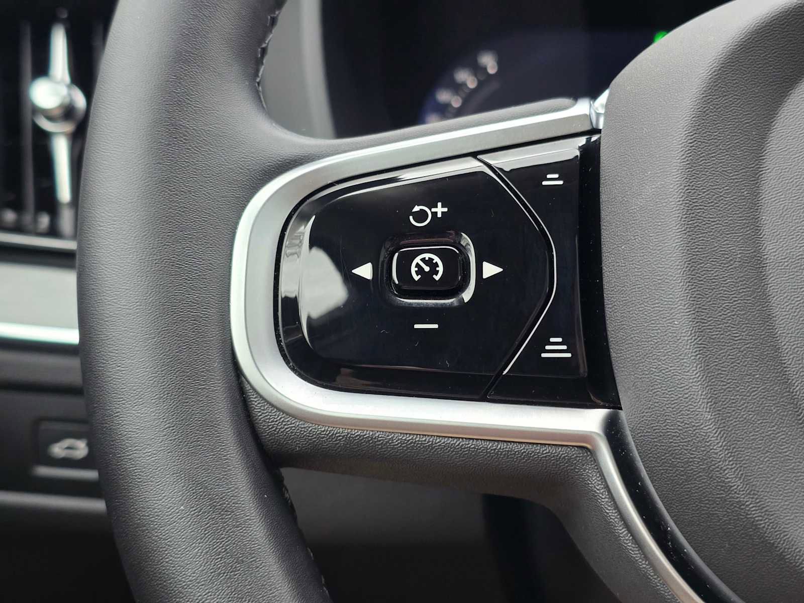 Certified 2025 Volvo XC60 B5 Plus image 32