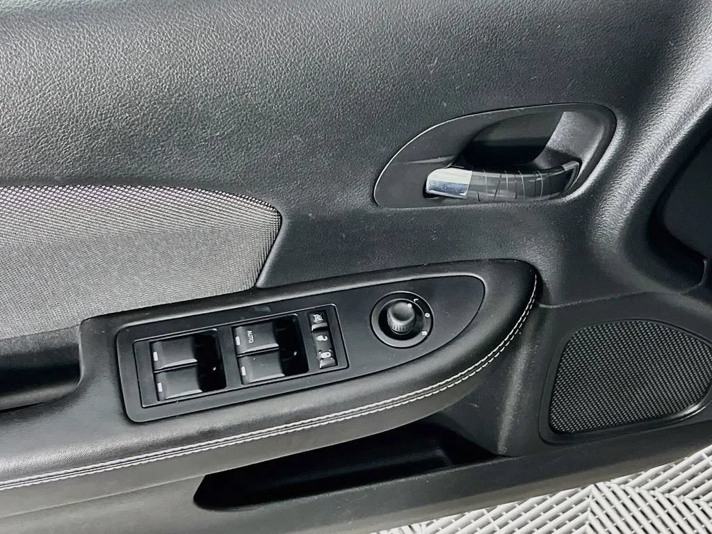 Used 2013 Dodge Avenger SE FWD image 16