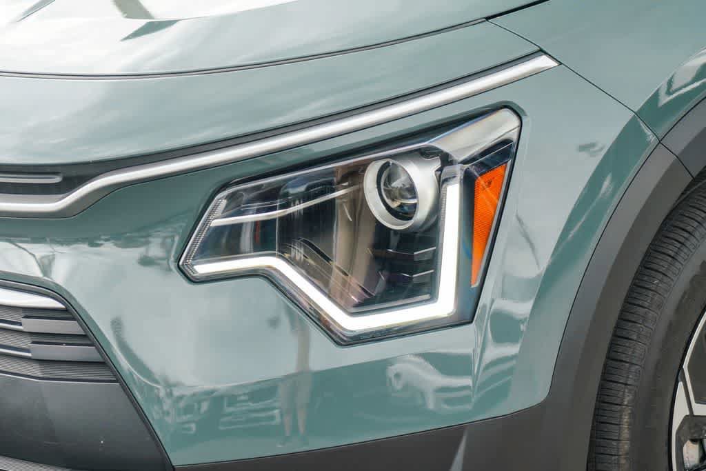 Certified 2025 Kia Niro EX FWD image 8