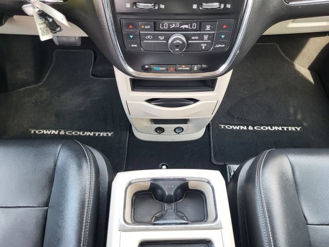 Used 2016 Chrysler Town & Country Touring FWD image 20