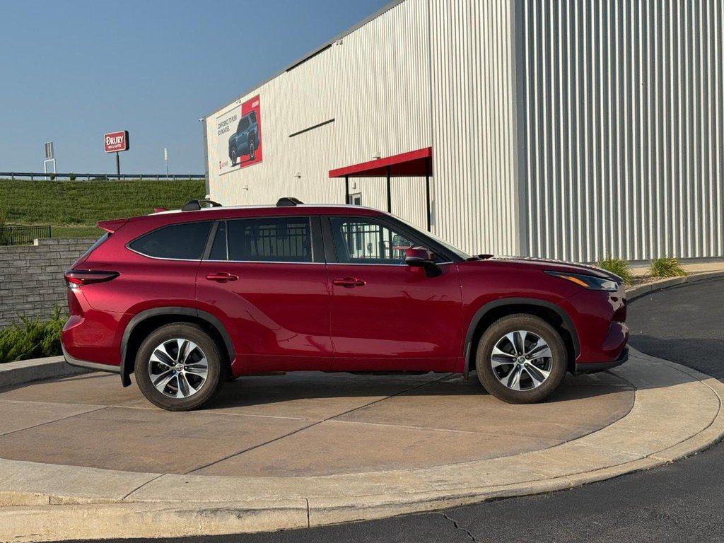 Certified 2024 Toyota Highlander XLE AWD/4WD image 2