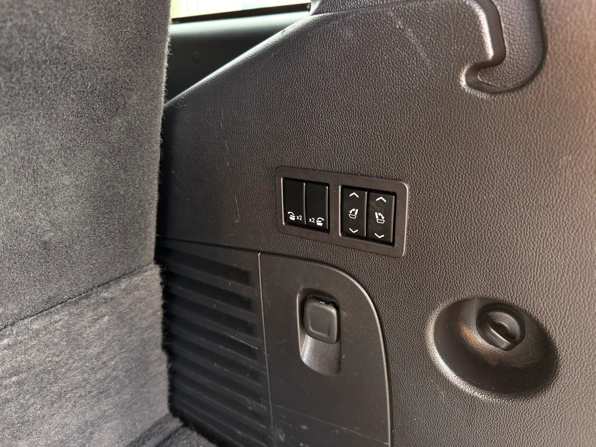 Used 2017 Cadillac Escalade Premium Luxury image 27