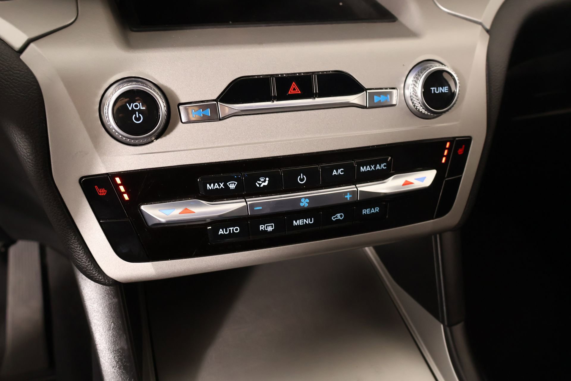 Used 2023 Ford Explorer XLT image 7