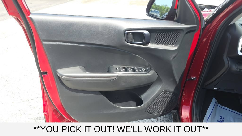 Used 2025 Hyundai Venue Limited FWD image 11