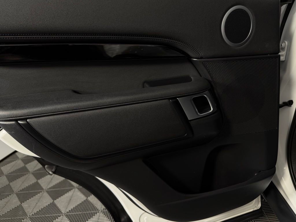 Used 2024 Land Rover Discovery S image 28