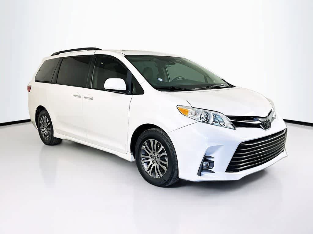 Used 2020 Toyota Sienna XLE w/ XLE Navigation Package FWD image 24