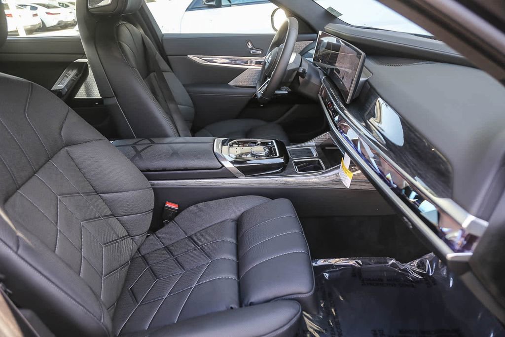 Used 2025 BMW i7 xDrive60 w/ Premium Package image 13