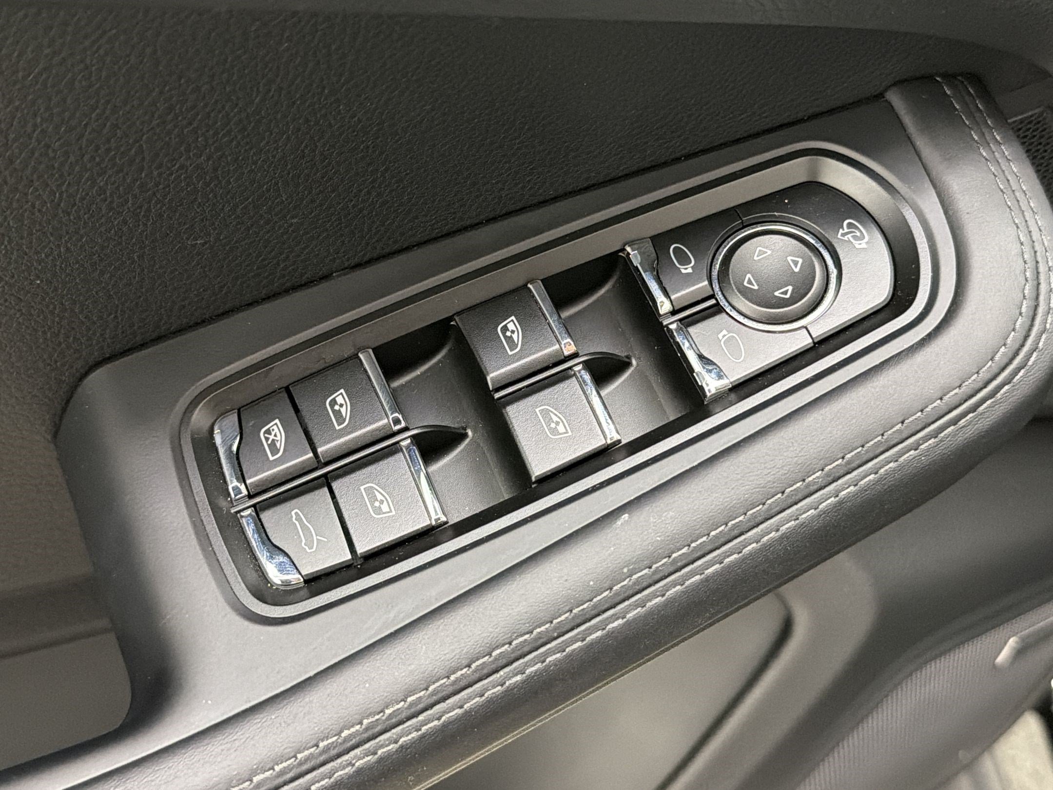 Used 2026 Porsche Macan AWD/4WD image 25