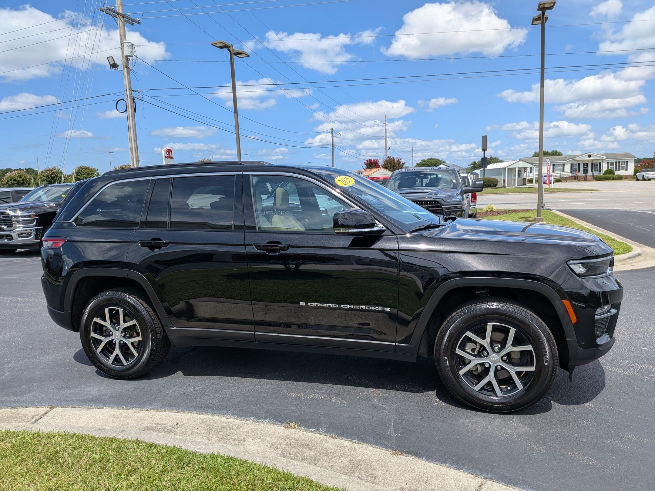 Used 2025 Jeep Grand Cherokee Limited w/ Luxury Tech Group II AWD/4WD image 4