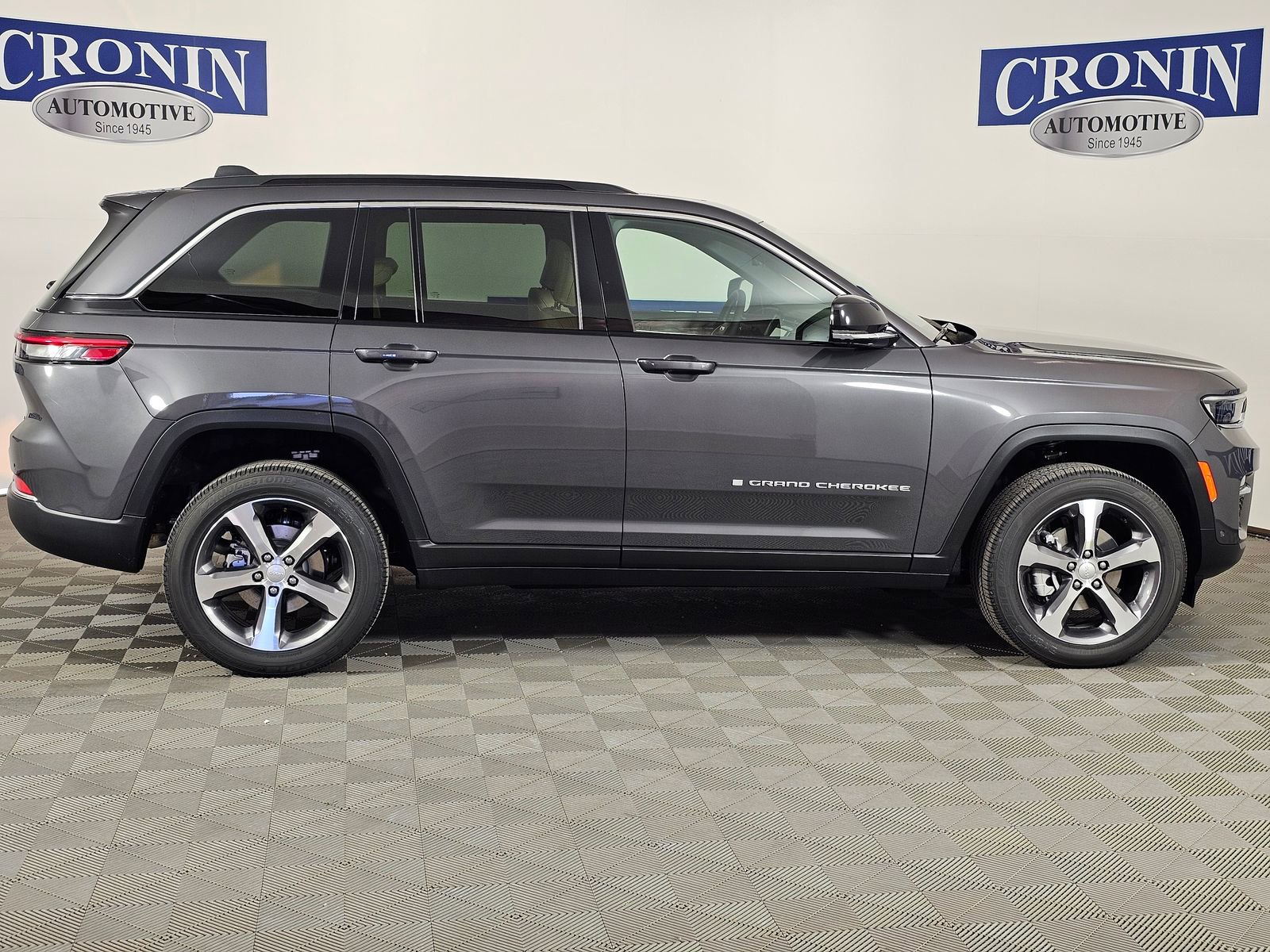 New 2025 Jeep Grand Cherokee Limited w/ Luxury Tech Group II image 6