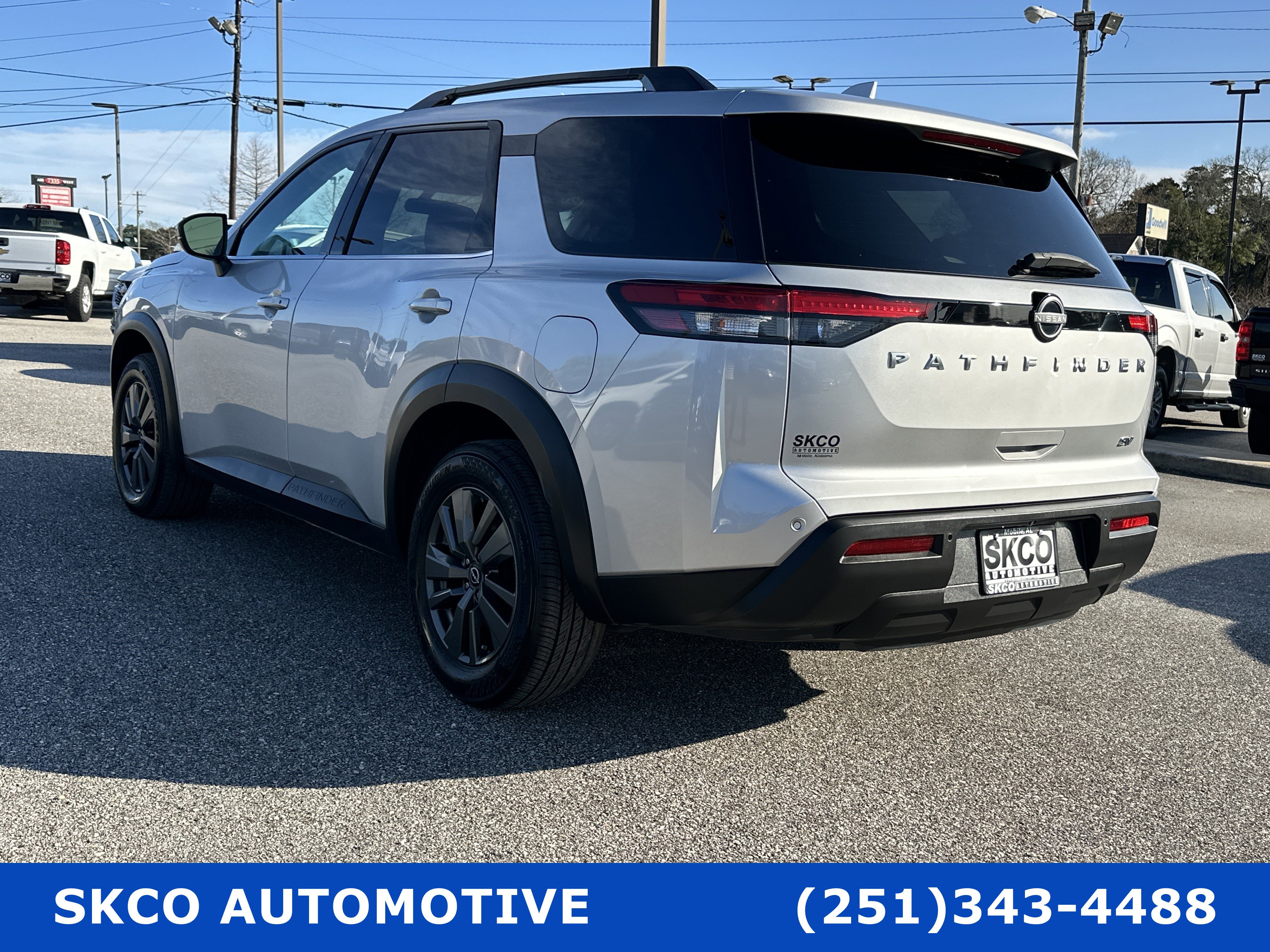 Used 2022 Nissan Pathfinder SV image 3