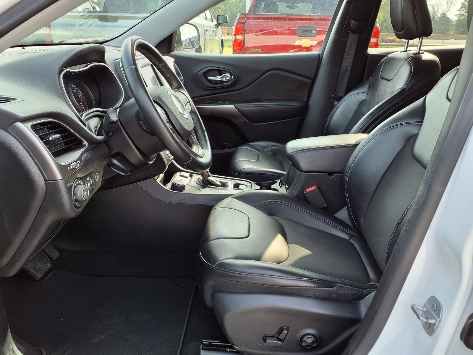 Used 2019 Jeep Cherokee Latitude Plus w/ Comfort/Convenience Group AWD/4WD image 16