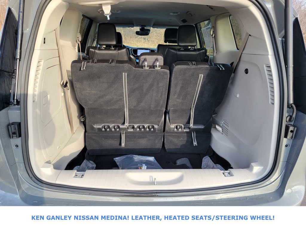 Used 2023 Chrysler Pacifica Touring-L image 43