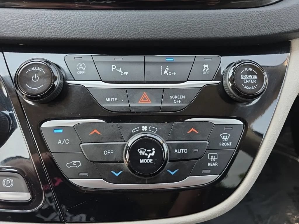 Used 2023 Chrysler Pacifica Touring-L FWD image 30