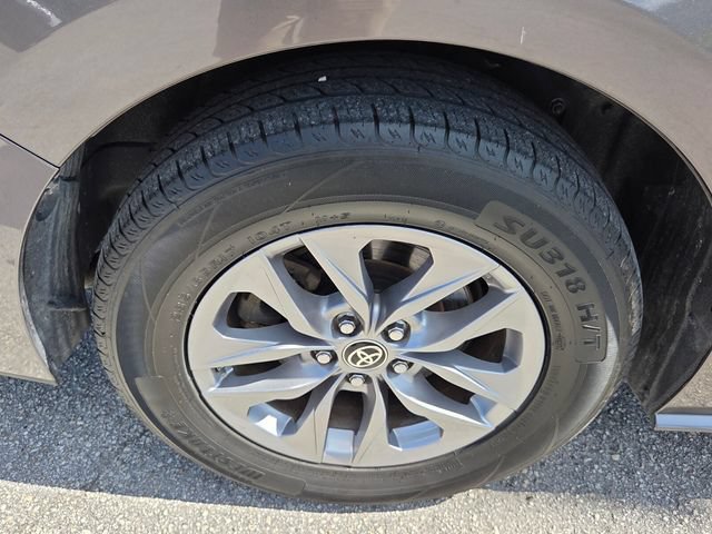 Used 2023 Toyota Sienna XLE FWD image 19