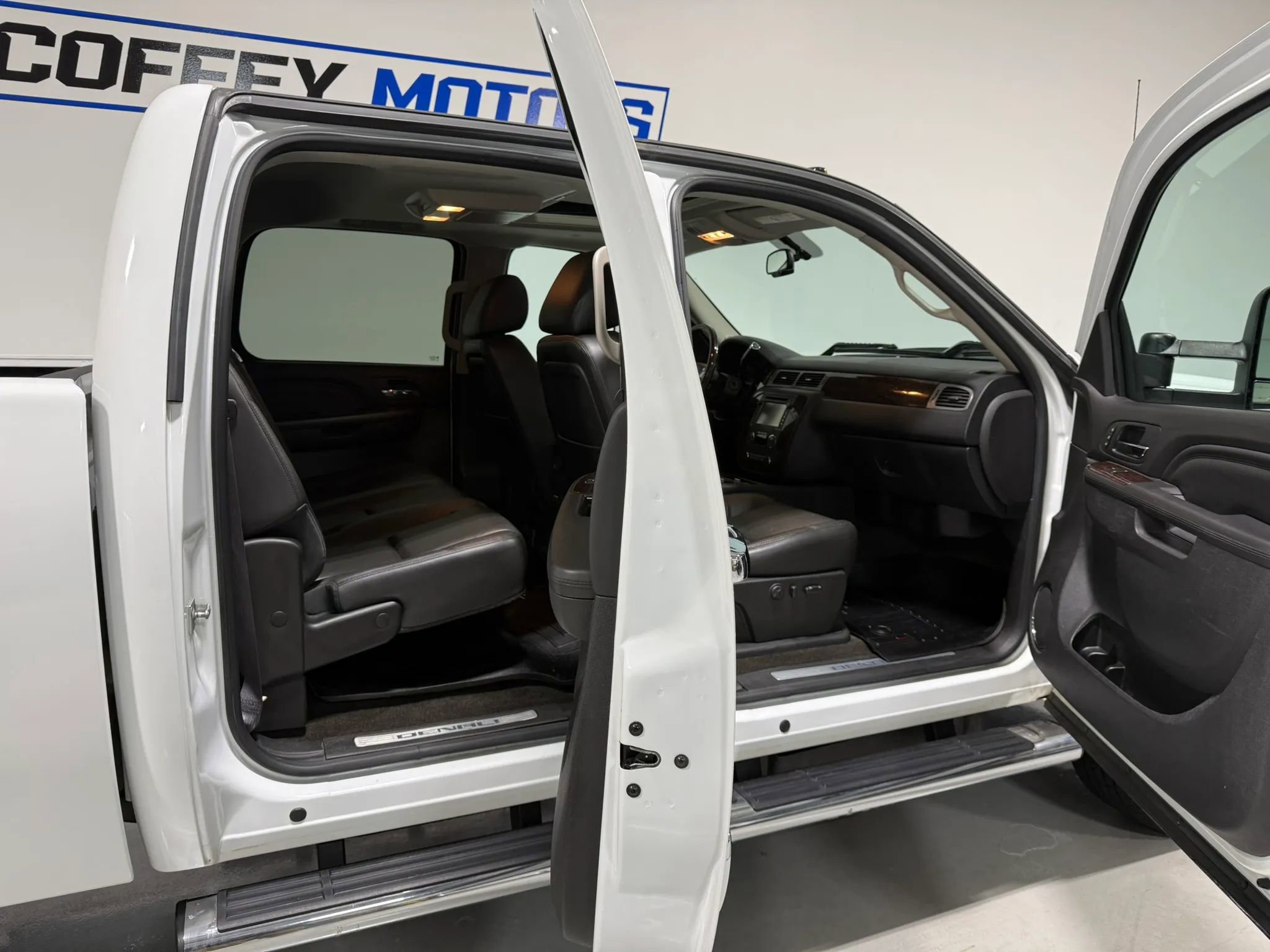 Used 2014 GMC Sierra 2500 Denali w/ Suspension Package, Off-Road image 10