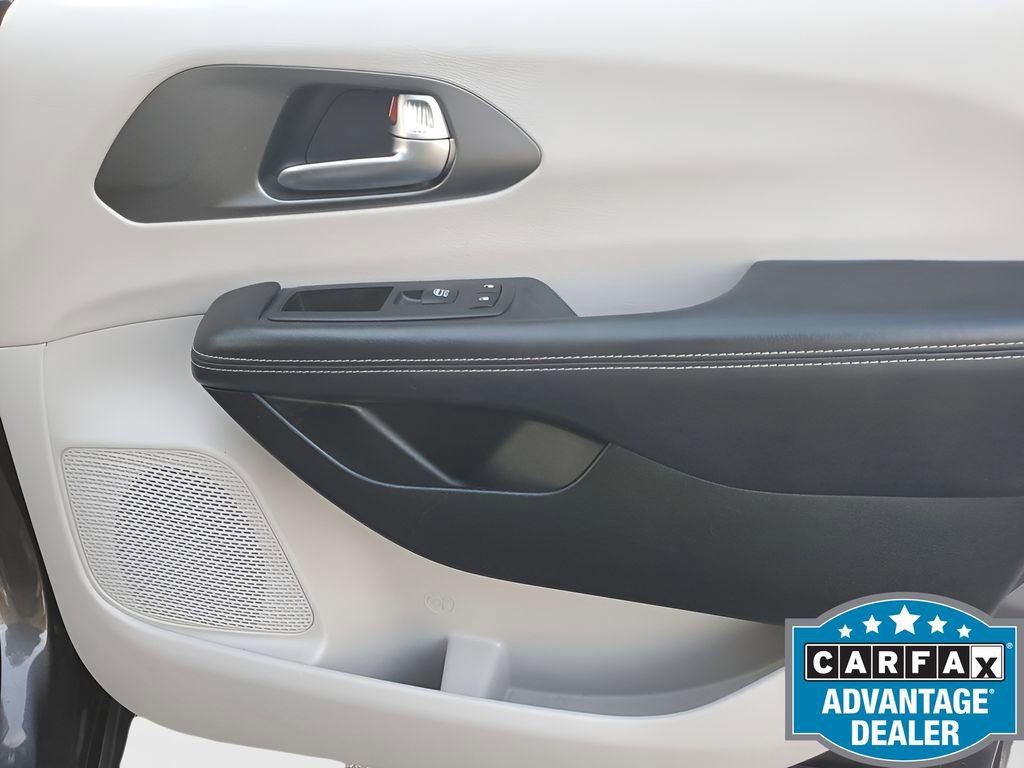 Used 2023 Chrysler Pacifica Touring-L image 45