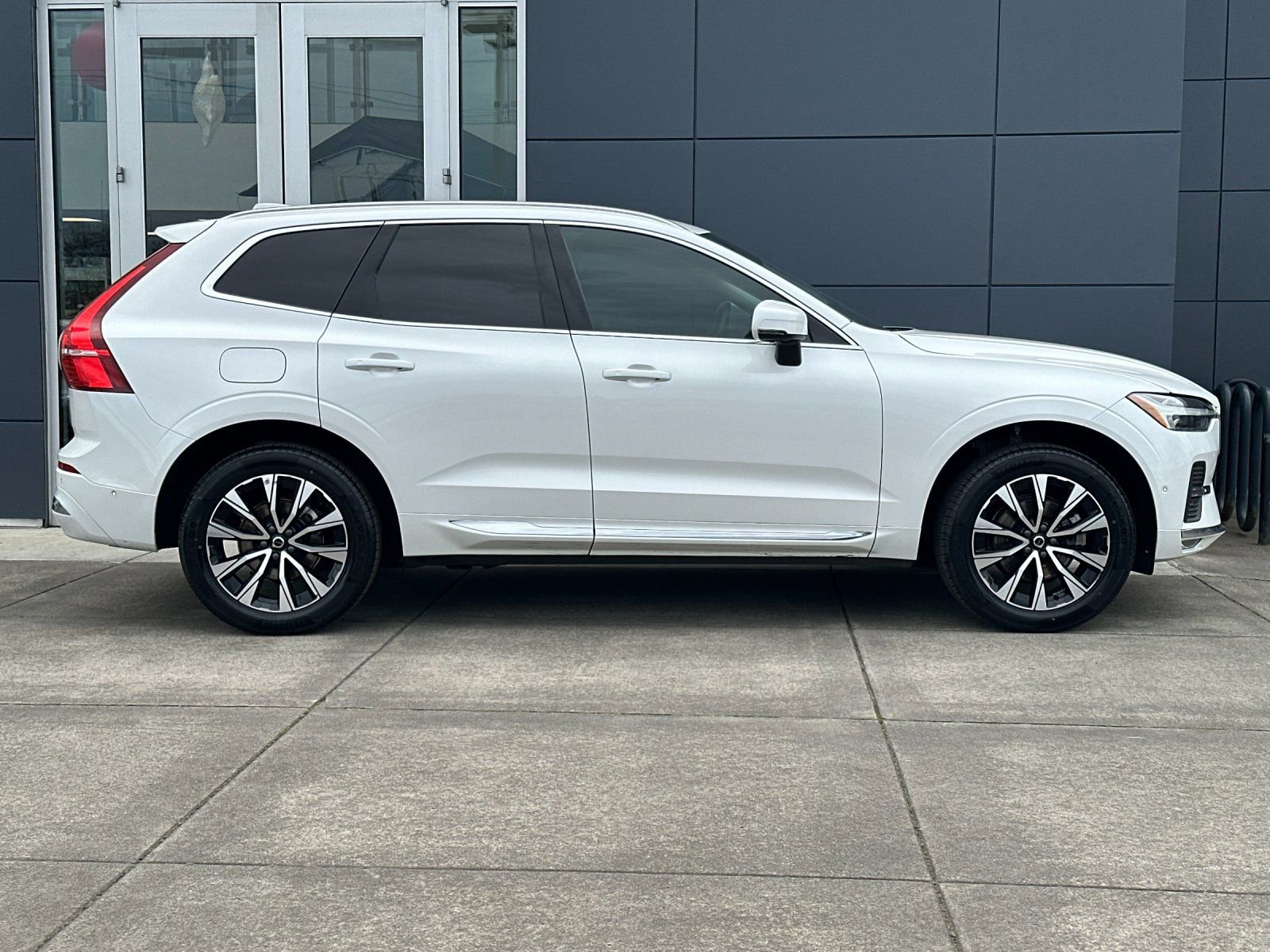 Used 2023 Volvo XC60 B5 Plus image 2