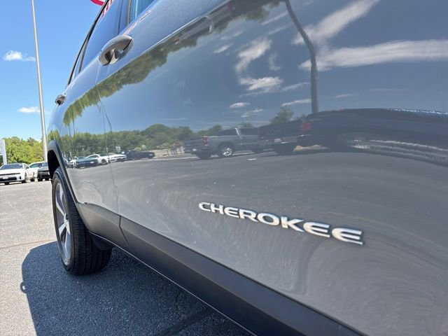 Used 2021 Jeep Cherokee Limited w/ Elite Package AWD/4WD image 6