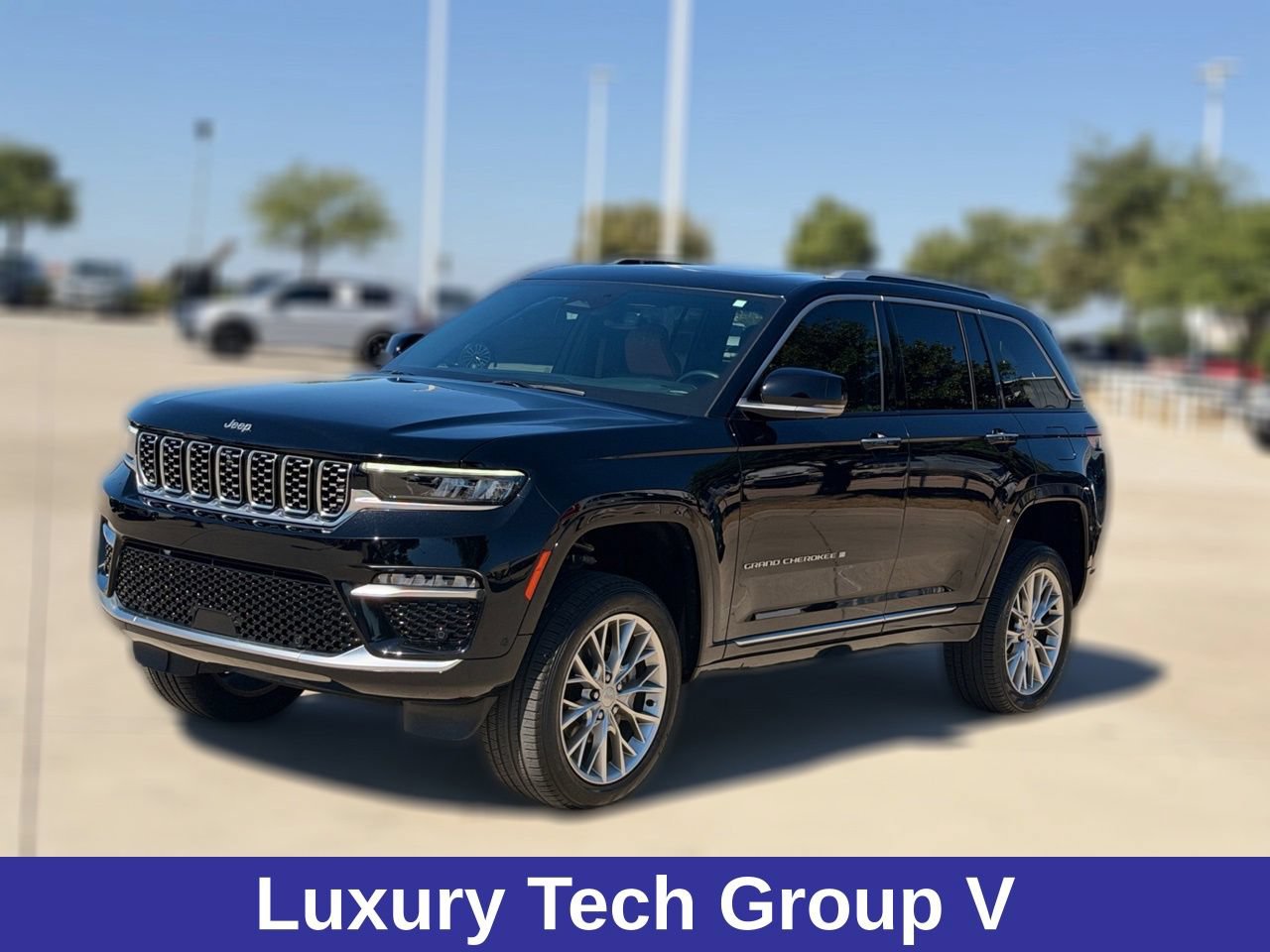 Used 2023 Jeep Grand Cherokee Summit w/ Luxury Tech Group V AWD/4WD image 3