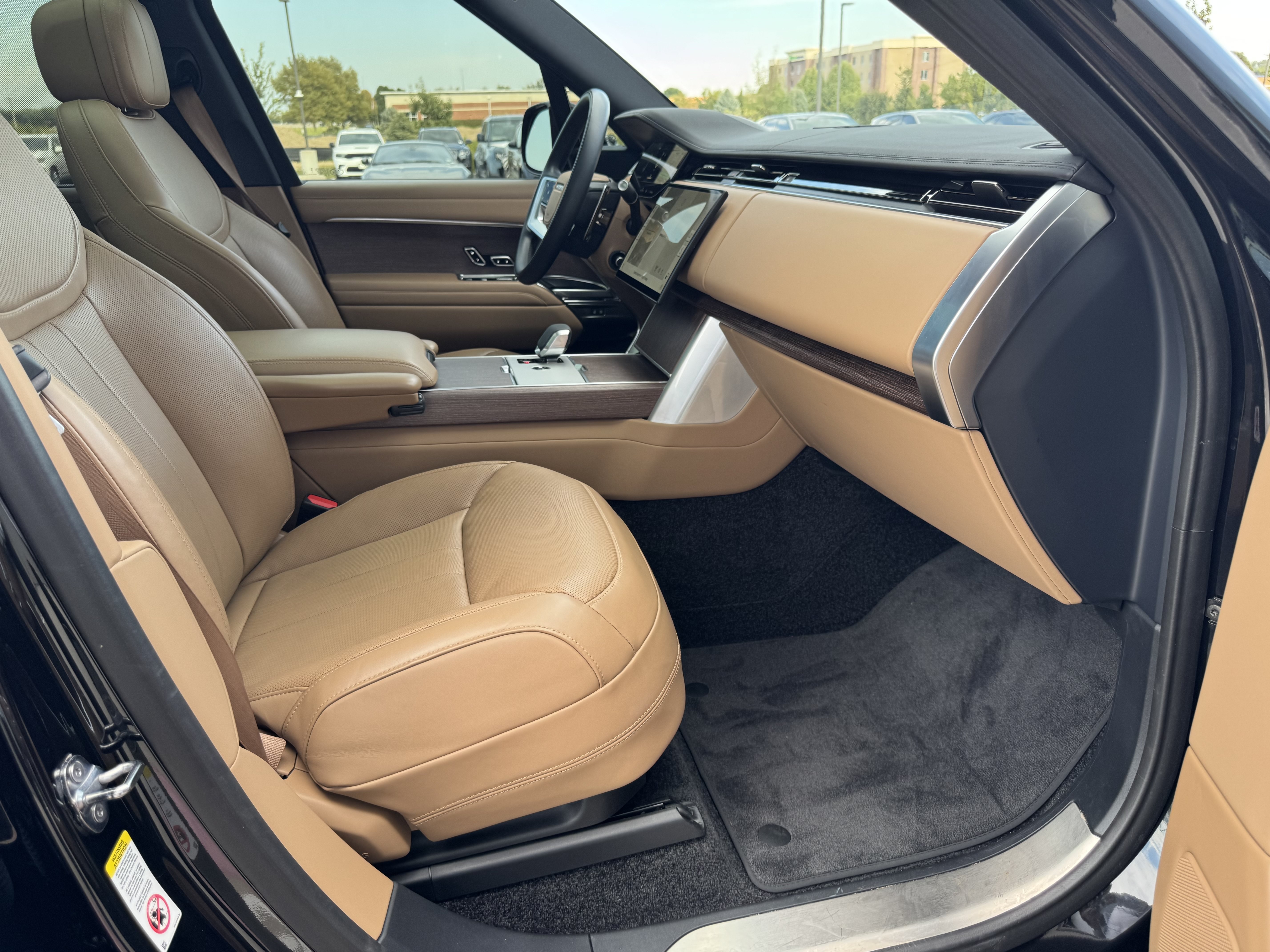 Certified 2024 Land Rover Range Rover Long Wheelbase SE AWD/4WD image 3