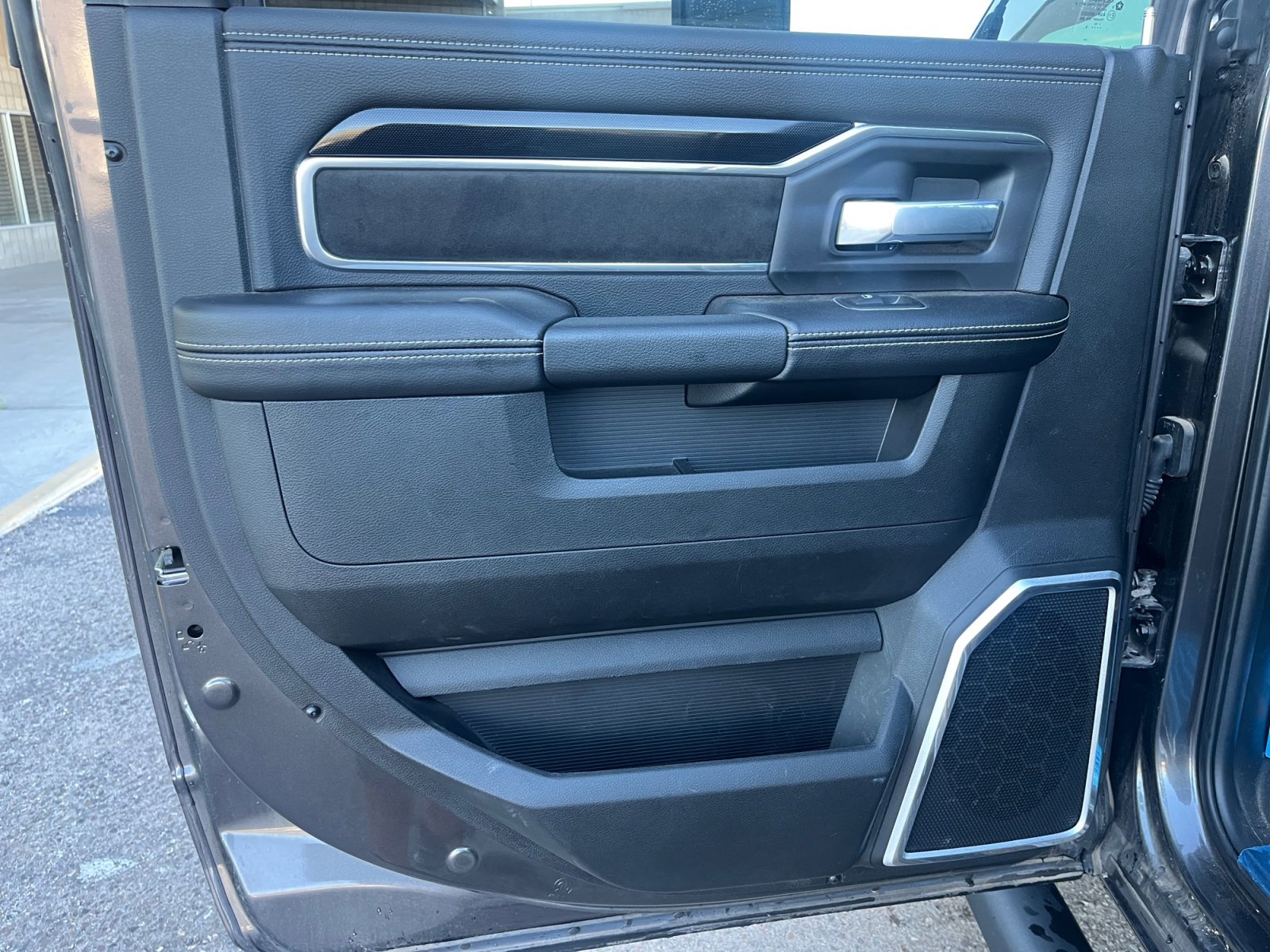 Used 2022 RAM 2500 Laramie w/ Night Edition image 16