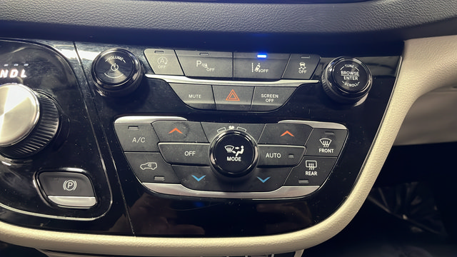 Used 2024 Chrysler Pacifica Touring-L FWD image 17