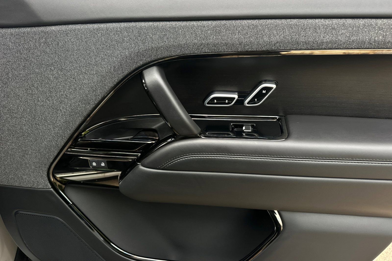 Used 2025 Land Rover Range Rover Sport Dynamic SE image 33