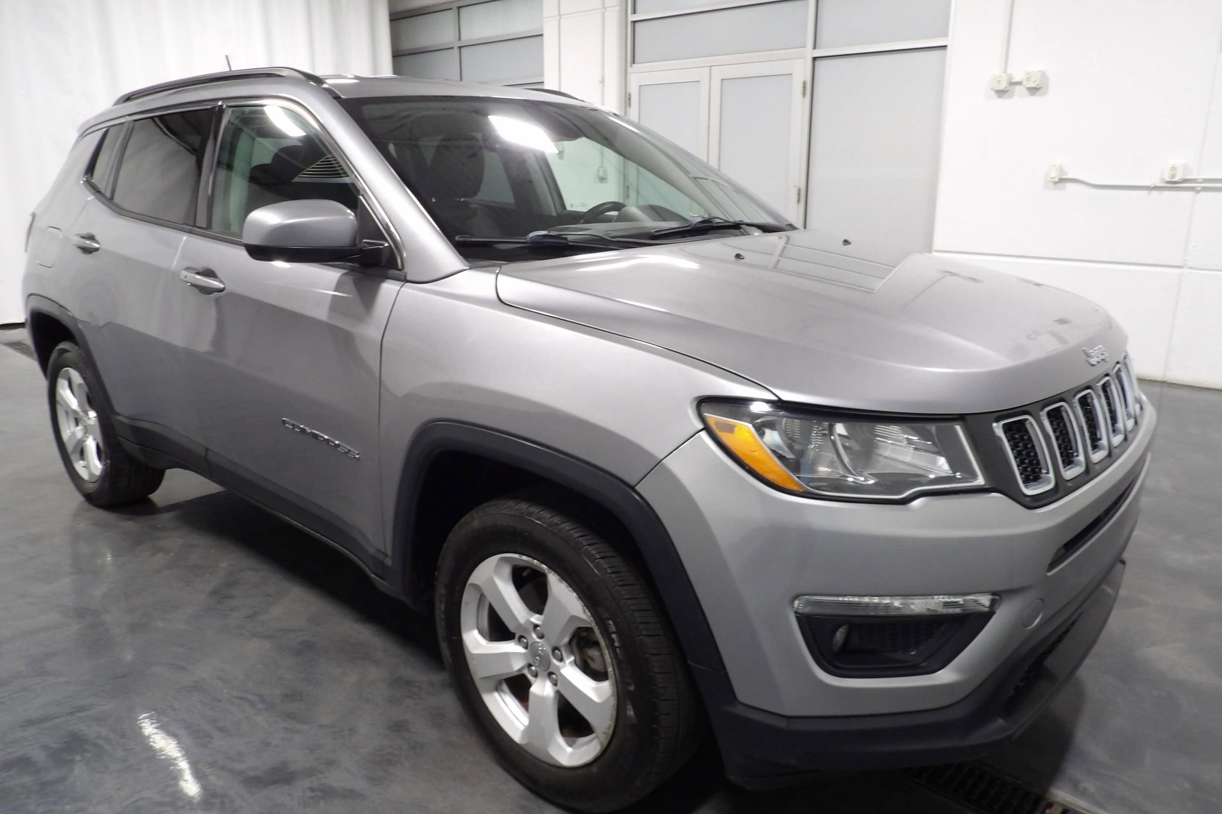 Used 2018 Jeep Compass Latitude w/ Popular Equipment Group AWD/4WD image 2