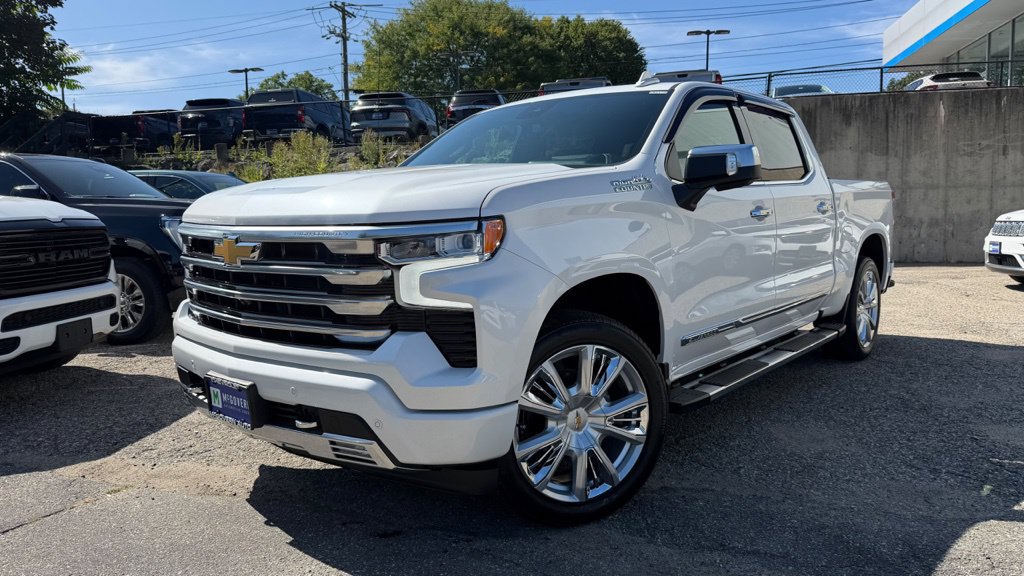 Used 2023 Chevrolet Silverado 1500 High Country w/ High Country Premium Package AWD/4WD image 2
