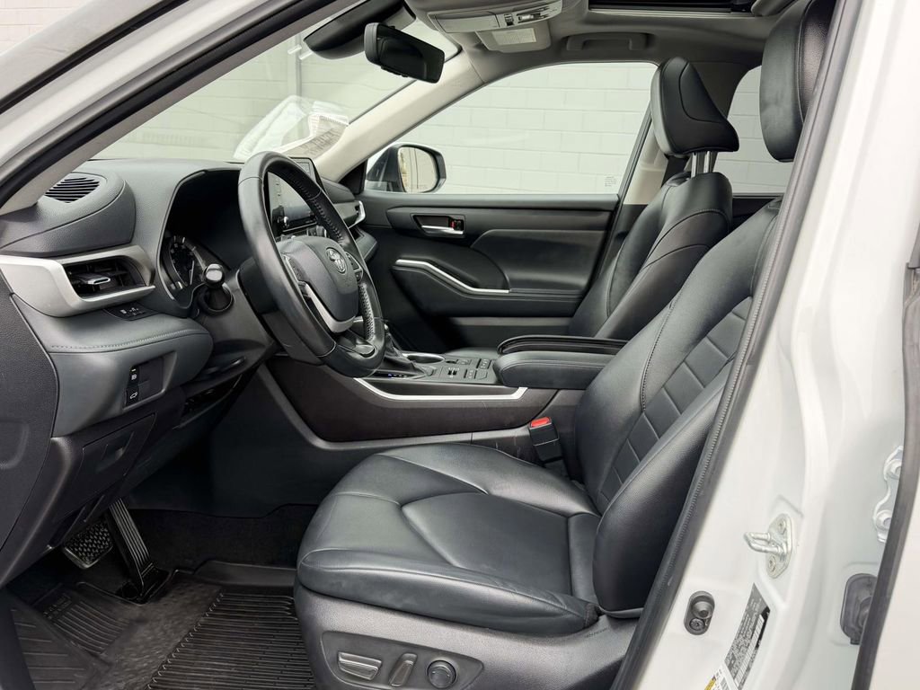 Used 2022 Toyota Highlander XLE image 16