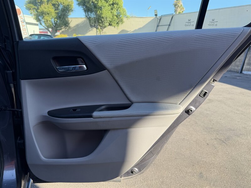 Used 2015 Honda Accord LX image 28