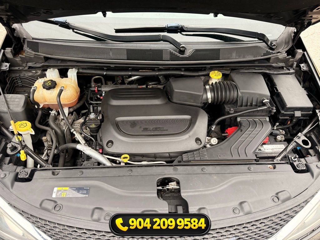 Used 2019 Chrysler Pacifica Touring-L image 32