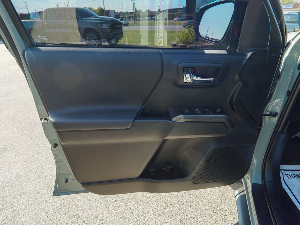 Used 2022 Toyota Tacoma TRD Off-Road AWD/4WD image 14