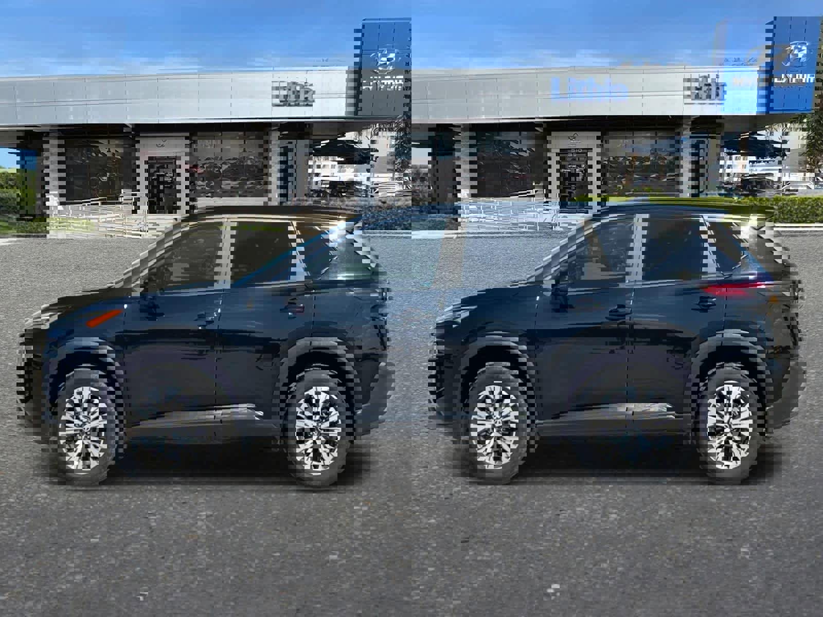 Used 2023 Nissan Rogue SV image 5