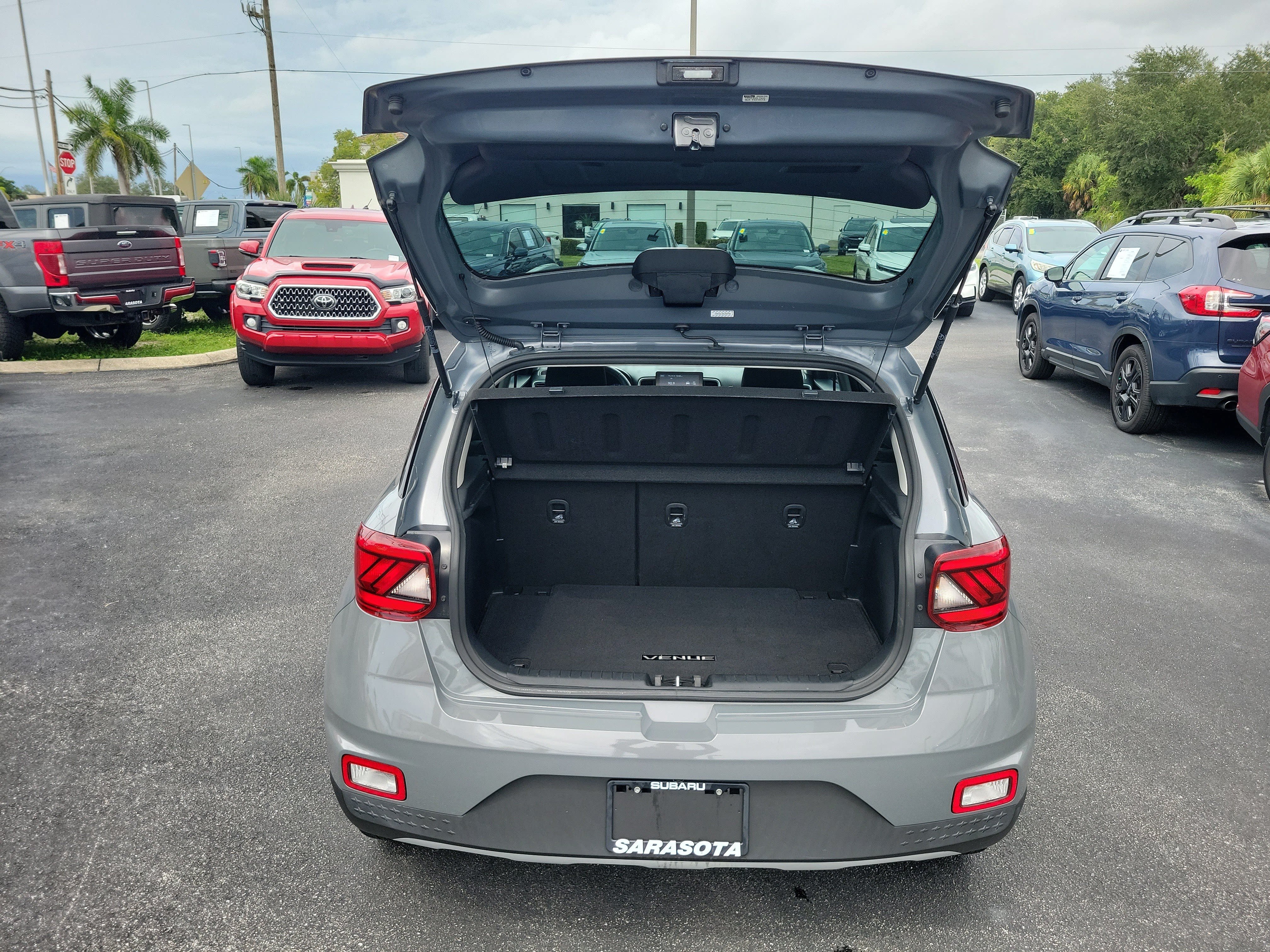 Used 2021 Hyundai Venue SEL FWD image 18