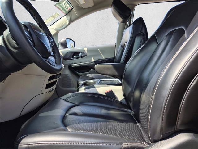 Used 2023 Chrysler Pacifica Touring-L FWD image 15