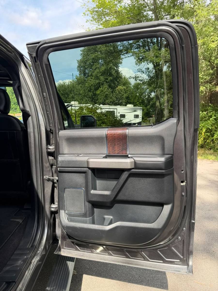 Used 2015 Ford F150 Platinum w/ Equipment Group 701A Luxury AWD/4WD image 19