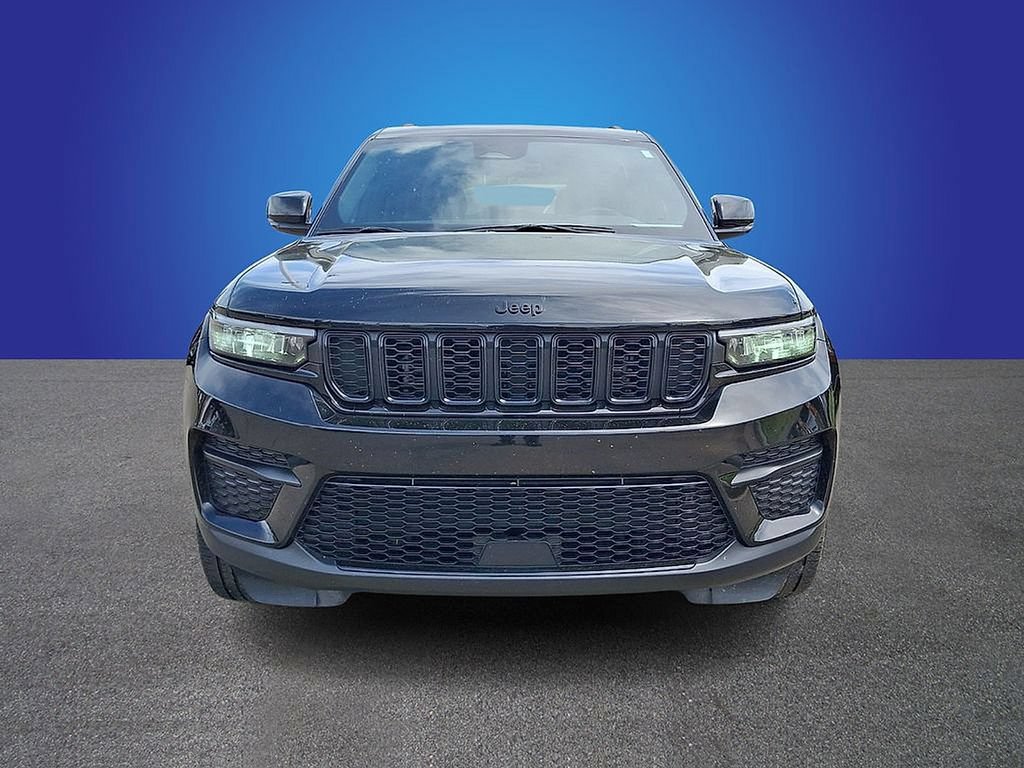 Used 2025 Jeep Grand Cherokee Altitude RWD image 2