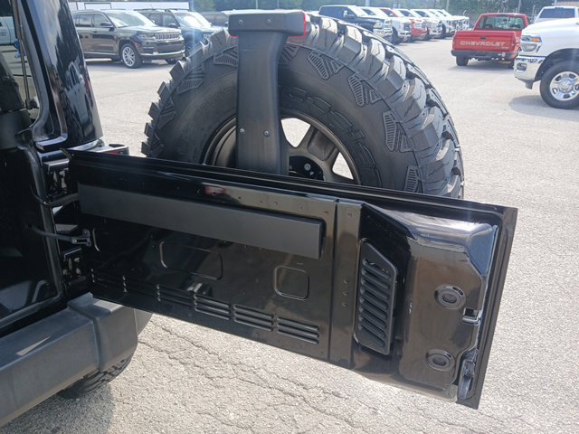 Used 2015 Jeep Wrangler Unlimited Sahara AWD/4WD image 9