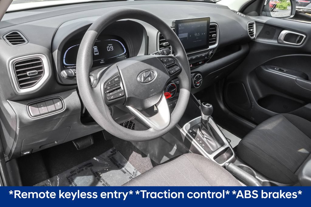 Used 2025 Hyundai Venue SE FWD image 5