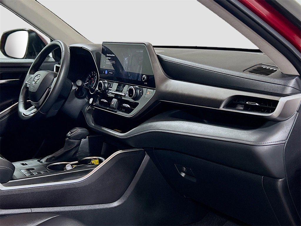 Used 2024 Toyota Highlander XLE image 28