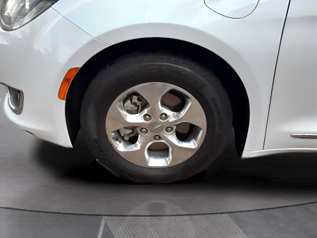 Used 2018 Chrysler Pacifica Touring-L image 18