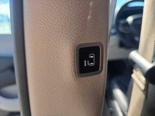 Used 2024 Chrysler Pacifica Touring-L FWD image 22