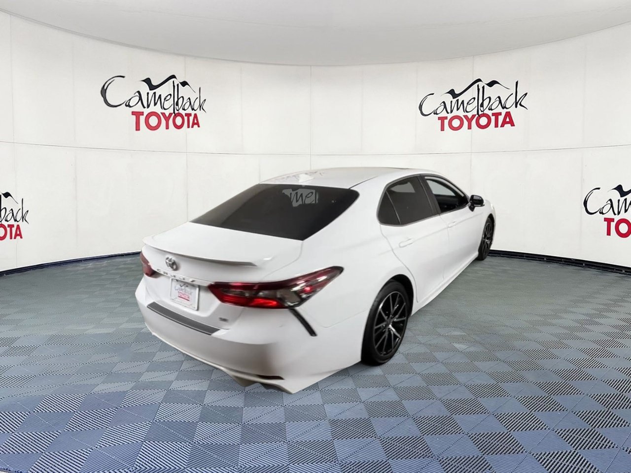 Used 2024 Toyota Camry SE w/ Convenience Package FWD image 9