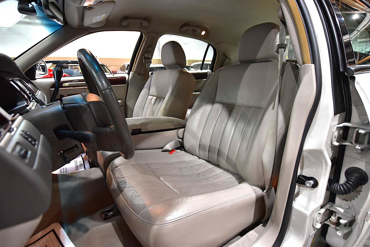 Used 2006 Lincoln Town Car Signature RWD image 24