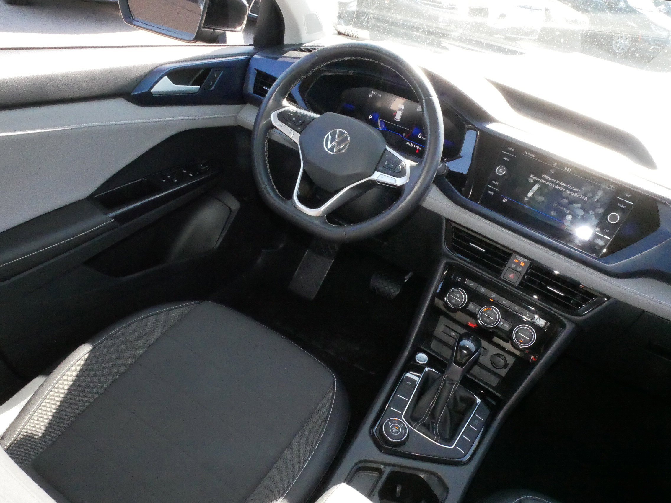 Used 2024 Volkswagen Taos SE AWD/4WD image 9